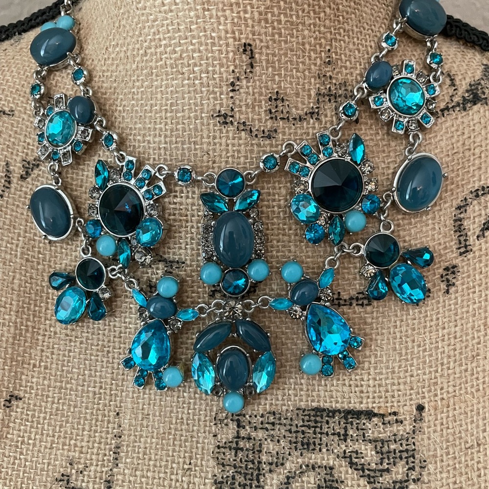 Beautiful necklace. Nonsmoking home - Picture 2 of 2